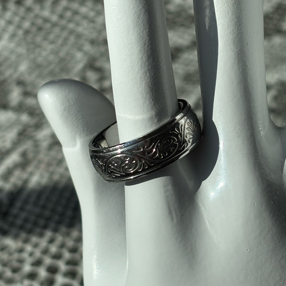 Women’s size 8 ring FADI stainless steel Asian florsl design band, brand new